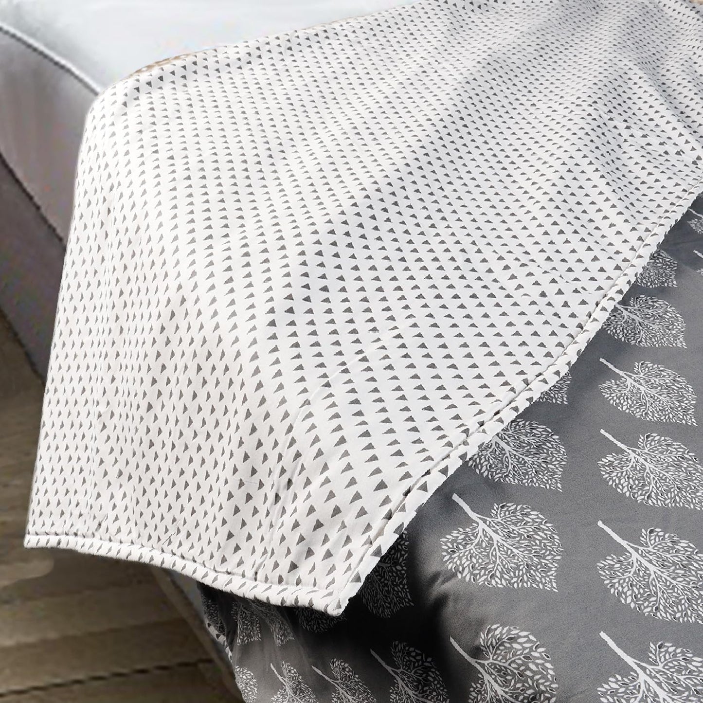 Reversible Cotton Dohar AC Blanket, Leaf Damask White