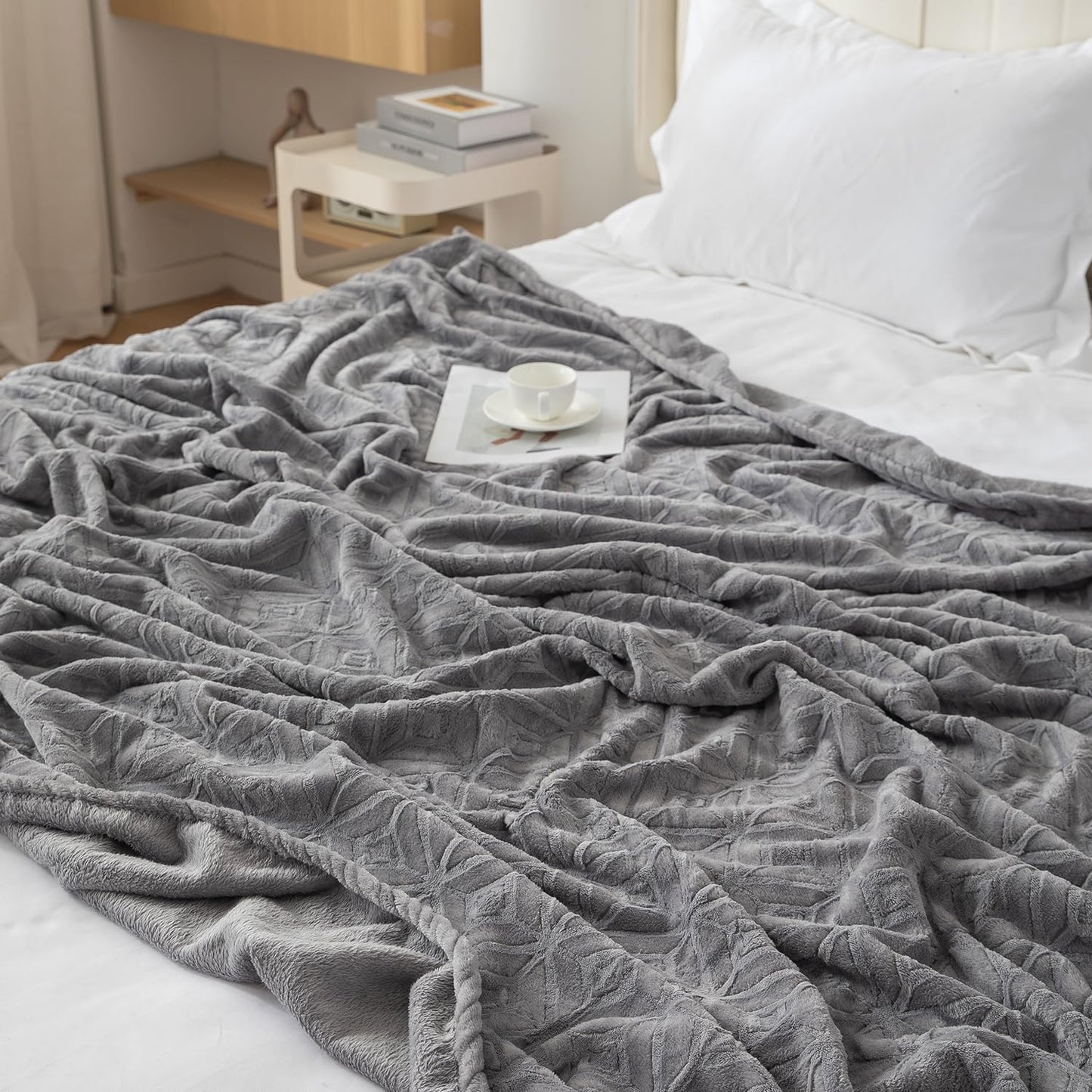 Grey Colour Diamond Design Luxury Double Bed Kambal | HOKIPO