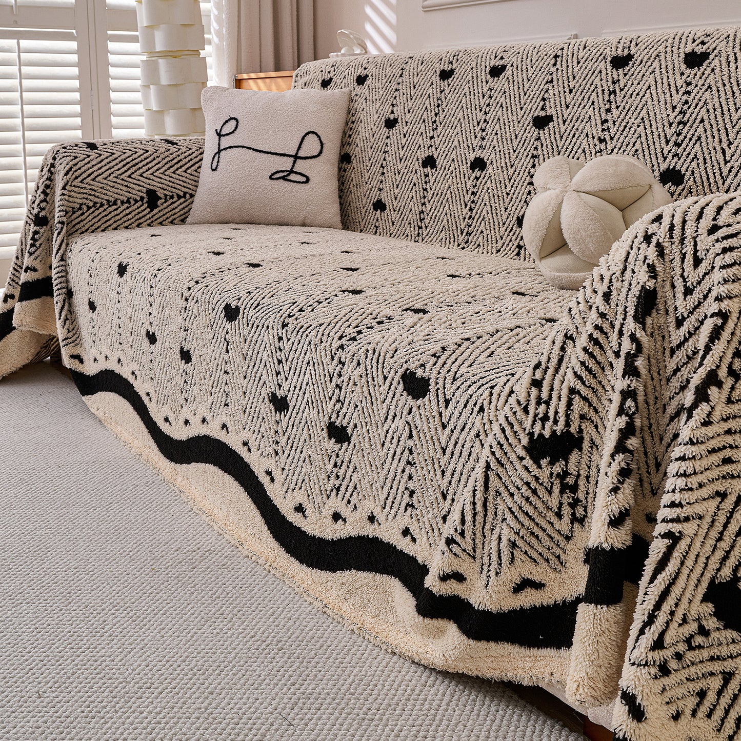 Buy Jade Black Cream Colour Cozy Heart Cotton Fleece Sofa Throw – HOKIPO | Har Ghar ka Humsafar